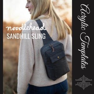 Peut inclure: Une personne portant un pull en laine beige clair et un jean bleu porte un sac bandoulière gris foncé avec une bandoulière marron. Le sac a un rabat avec une fermeture à bouton marron et une petite poche sur le devant. Le texte "noodlehead SANDHILL SLING" est visible sur l'image. Le texte "Acrylic Templates" est visible sur l'image.