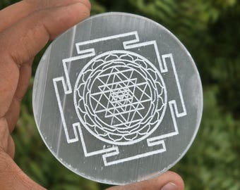 Shri Yantra Selenit Laddplatta: Helig Geometri Kristallrutnät, 7,5 cm
