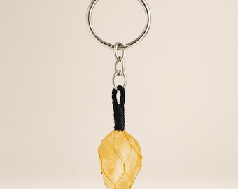 Brelok z surowego kryształu cytrynu: naturalny amulet z kamienia leczniczego
