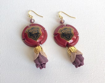 Boucles d'oreilles pendantes florales élégantes avec capsules de champagne Bollinger recyclées, boucles d'oreilles bordeaux pour mariages sur le thème du vin