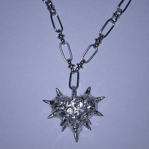 LOVEMACE - short chunky chain necklace with big spiky heart pendant