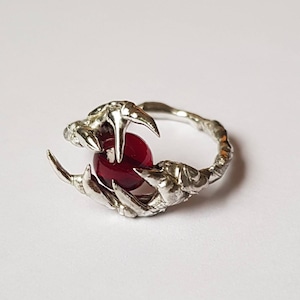 Handgemachter gelöteter Metallring mit rotem Glasstein in Krappenform mit Zacken (siehe Beispielfotos!) - einzigartiger Statement Ring