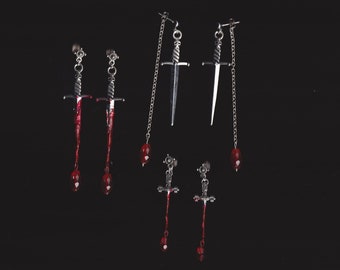BLEEDING DEATH Ohrstecker - blutige Dolch Anhänger Tropfen mit roter facettierter Glasperle