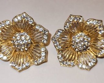 Lindos brincos de ouro e strass em forma de flor