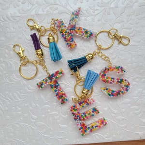 Llavero de resina con inicial espolvoreada, llavero con letra personalizada, dije de letra personalizado, accesorio de llavero con inicial con borla