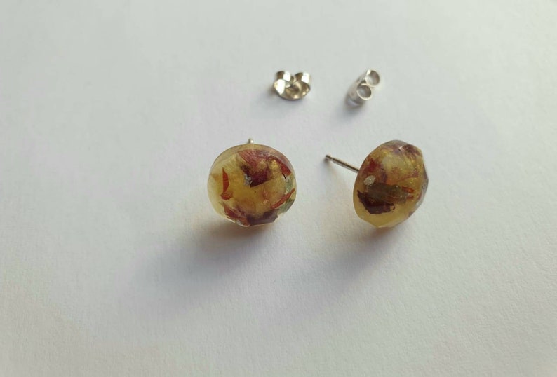 silver 925 ; made of epoxy resin Studearrings with real flowers