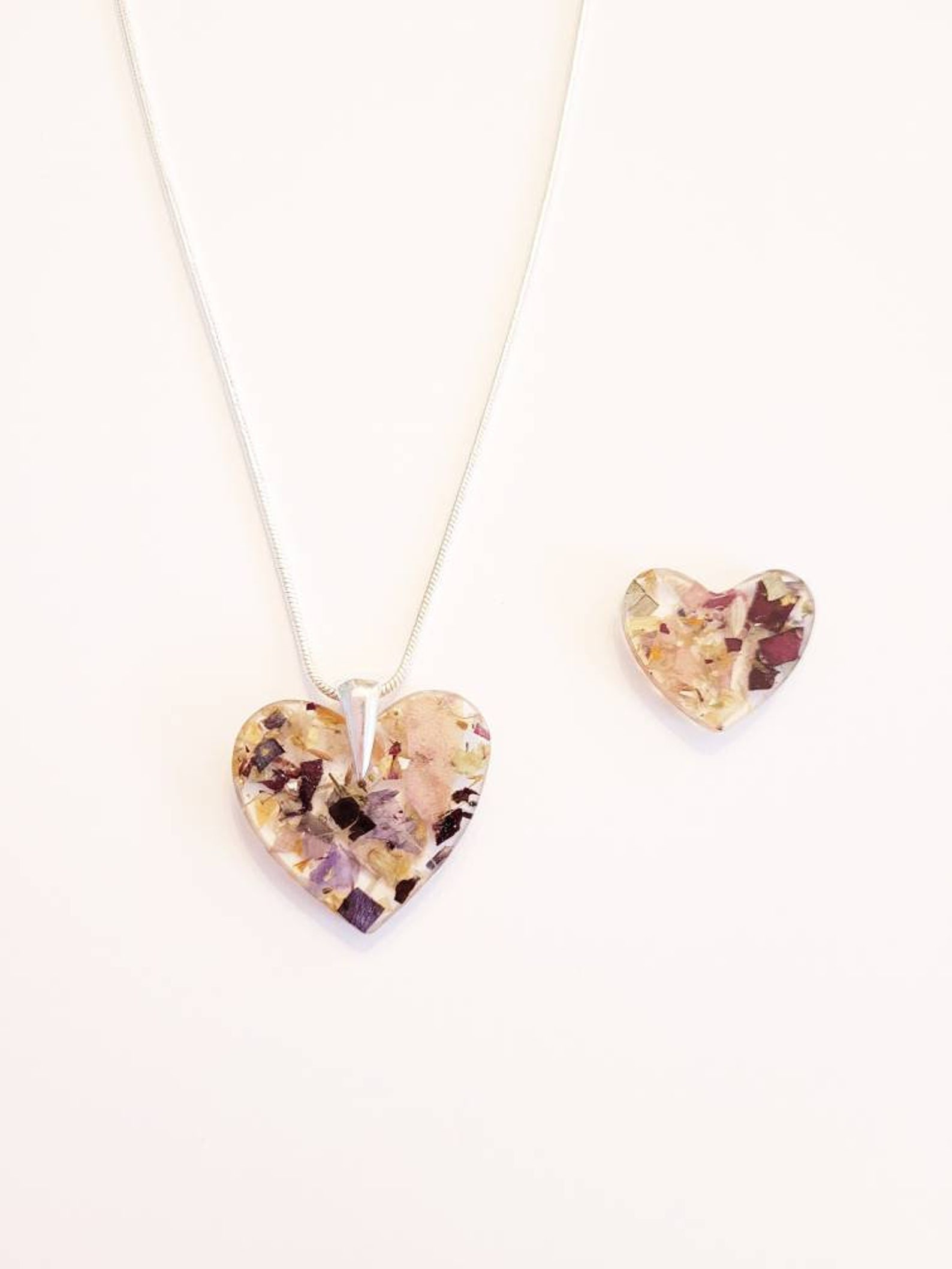 Schmuckstücke mit Hochzeitsblumen