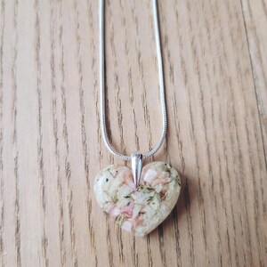 decoraciones para ramos de novia; Colgante de corazón elaborado con las flores de tu ramo de novia con cadena; Joyas del ramo de novia