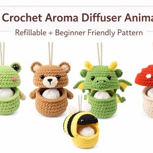 Puede incluir: Cinco animales difusores de aroma de ganchillo, incluyendo una rana, un oso, un dragón, una seta y una abeja. Cada animal es de un color diferente y está diseñado para contener un difusor. El texto de la imagen dice "5 Crochet Aroma Diffuser Animals".