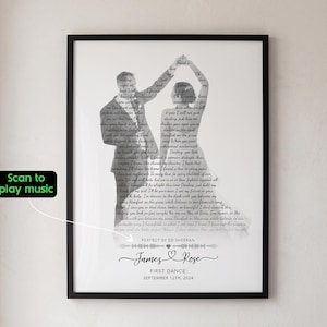 Peut inclure: Une impression murale encadrée en noir et blanc représentant la silhouette d'un couple dansant remplie de paroles de chanson. Sous les figures, le texte indique "PERFECT BY ED SHEERAN", "James & Rose", "FIRST DANCE" et "SEPTEMBER 12TH, 2024".