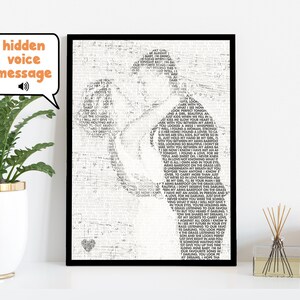 Puede incluir: Retrato en blanco y negro de una pareja abrazándose, creado mediante una técnica de mensaje oculto. La imagen está compuesta por palabras y frases que forman la silueta de la pareja.