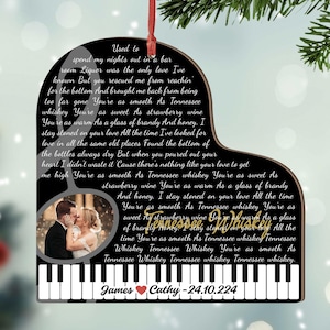 Puede incluir: Un adorno en forma de piano negro y blanco con una inscripción dorada. La inscripción dice "Used to spend my nights out in a bar room Liquor was the only love I've known But you rescued me from reachin for the bottom And brought me back from being loo far gone You're as smooth As Tennessee whiskey You're as sweet As strawberry wine You're as warm As a glass of brandy And honey. I stay stoned on your love All the time I've looked for love in all the same old places Found the bottom of the bottles always dry But when you poured out your heart I didn't waste it 'Cause there's nothing like your love to get me high You're as smooth As Tennessee whiskey You're as sweet As strawberry wine You're as warm As a glass of brandy And honey. I stay stoned on your love All the time You're as smooth As Tennessee whiskey You're as sweet As strawberry wine You're all warm As a glass of brandy Tennessee Whiskey Tennessee Whiskey Tennessee Whiskey Tennessee Whiskey You're as smooth As Tennessee Whiskey Tennessee whiskey Tennessee whiskey. James Cathy - 24.10.224"