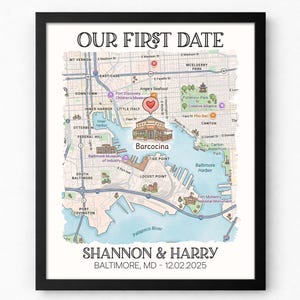 Puede incluir: Impresión enmarcada que presenta un mapa en acuarela de Baltimore, Maryland, con el texto «OUR FIRST DATE». El mapa destaca una ubicación marcada con un corazón, con los nombres «SHANNON & HARRY» y la fecha «12.02.2025» en la parte inferior.