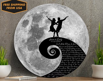Op de afbeelding: Zwart-witte silhouet van een stel dat danst op een maan met een zwart-wit spiraalontwerp. De tekst "James & Emily 10.29.2022 Can't Help Falling in Love" staat op de spiraal.