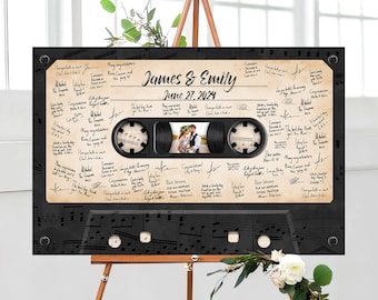 Pode incluir: Um livro de visitas de casamento com design de fita cassete preto e branco com uma foto do casal no centro. O livro de visitas tem um visual vintage com notas musicais e o texto "James & Emily June 27, 2024".