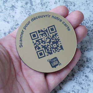 Targhetta con codice QR inciso da posizionare sul tavolo: logo, numero del tavolo, menu del ristorante, codice QR di Instagram