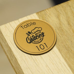 Numero tavolo rotondo da ristorante personalizzato con il tuo logo - Targhetta incisa - Design originale
