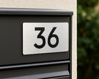 Personalisierte Klebeplatte mit Nummer für Briefkasten – Graviertes Acryl, Größe 12x9 cm
