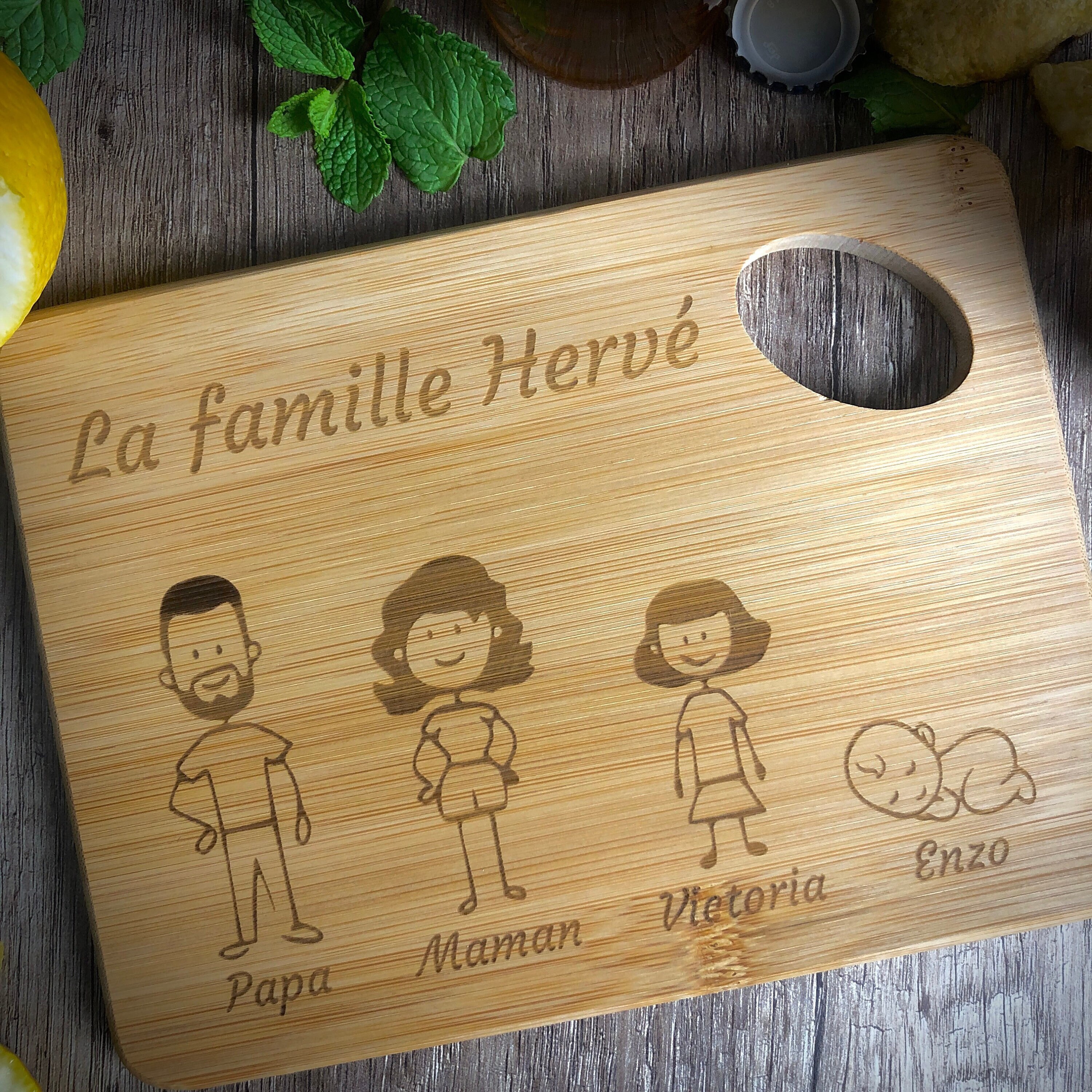 Petite Planche à Découper Personnalisable en Bois avec Les Membres de La Famille