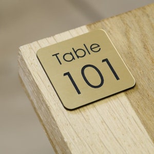 Número de mesa de restaurante cuadrado personalizado Placa grabada Diseño original Oro