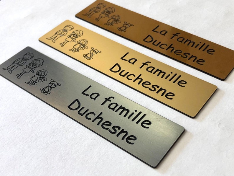 Plaque Adhésive pour boîte aux lettres avec Famille Personnalisé , taille Standards 10 x 2,5 cm, plaqué gravé haut de gamme, Cadeau image 2