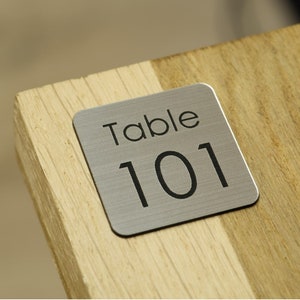 Número de mesa de restaurante cuadrado personalizado Placa grabada Diseño original Plata