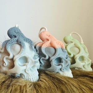 Anpassningsbart tvåfärgat dödskalleljus med bläckfisk och havsvarelse - 100 % sojavax, handgjort - Gotisk heminredning