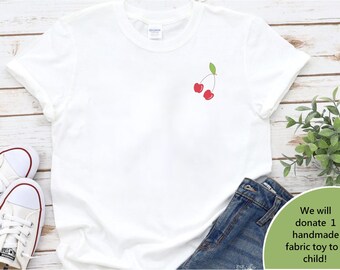 T-shirt blanc cerise : chemise minimaliste aux fruits d'été