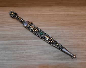 Daga de fantasía hecha a mano con vaina de piedras preciosas