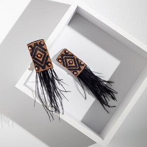 Lustre marron noir grandes boucles d'oreilles plumes d'autruche perles de cristal longue boucle d'oreille bijoux grecs cadeau pour elle bijoux de festival