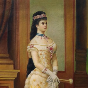 Puede incluir: Una pintura de una mujer con un vestido blanco con bordados dorados. Lleva una corona y un collar con una gran joya roja. Sostiene un abanico blanco en su mano derecha.