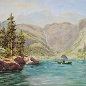 Peut inclure: Une peinture représentant une scène de lac de montagne sereine avec une silhouette solitaire dans un bateau à rames. L'eau est d'un bleu-vert vif, et les montagnes sont d'un vert et d'un brun doux et tamisés. Le ciel est d'un bleu pâle avec des nuages vaporeux.