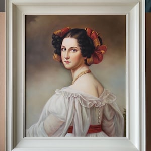 Op de afbeelding: Een portretschildering van een vrouw met donker haar en een witte jurk. Ze draagt een rood en gouden lint in haar haar en een parelketting. De achtergrond is een gedempte bruine kleur.