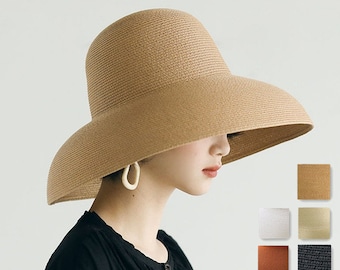 Puede incluir: Sombrero de sol beige con ala ancha y copa redondeada. El sombrero está hecho de material tejido y tiene un diseño clásico y elegante. Un accesorio elegante para la protección solar.