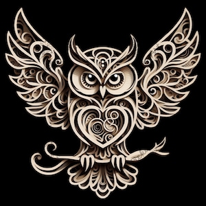 Può includere: Un gufo di legno tagliato al laser, dettagliato e intricato, con un corpo a forma di cuore e ali ornate. Il gufo è in volo con le ali spiegate.