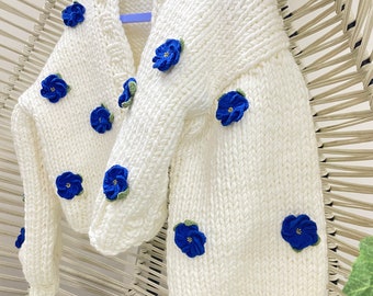 Cárdigan de punto grueso con rosas azules: un suéter moderno y hecho a mano