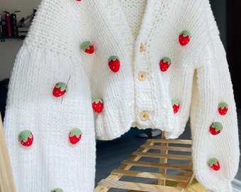 Cardigan alla fragola fatto a mano, fragole 3D all'uncinetto, maglione rosso alla fragola, cardigan alla fragola grosso, regalo per la festa della mamma