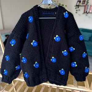 ブルーローズカーディガン、女性用チャンキーカーディガン、トレンディなカーディガン、女性へのユニークなギフト、バレンタインデーギフト