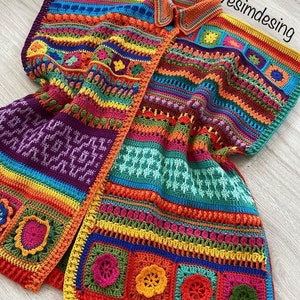 Puede incluir: Una vibrante chaqueta de ganchillo hecha a mano con un arcoíris de colores. La chaqueta presenta un cuello y está adornada con patrones florales y geométricos. El texto "Yesimdesing" es visible en la esquina superior derecha.