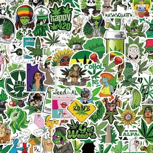 Può includere: Una collezione di adesivi colorati con vari disegni, tra cui foglie di cannabis, personaggi dei cartoni animati e testo come "happy 420" e "I love you Mary Jane". Gli adesivi sono in tonalità di verde, giallo e altri colori.