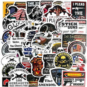 Può includere: Una collezione di adesivi con vari disegni, tra cui bandiere americane, pistole, teschi e testo relativo al Secondo Emendamento. Gli adesivi sono di varie forme e dimensioni, con un mix di colori.