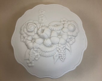 Kaiser bisque lidded dish