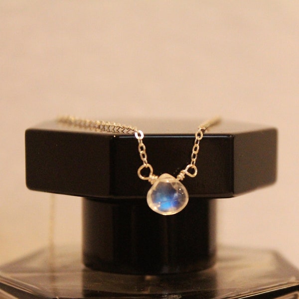 Collana minimalista con pietra di luna a goccia/Collana con pietra portafortuna di giugno/Collana con pietra di luna a forma di cuore in argento sterling/Regalo perfetto per lei