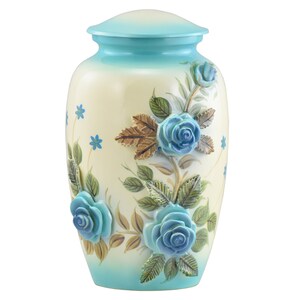 K&ouml;nnte beinhalten: Eine wei&szlig;e Keramikurne mit einem blauen Deckel und einem Blumendesign mit blauen Rosen und gr&uuml;nen Bl&auml;ttern. Die Urne hat einen Farbverlauf von hellblau zu wei&szlig;.