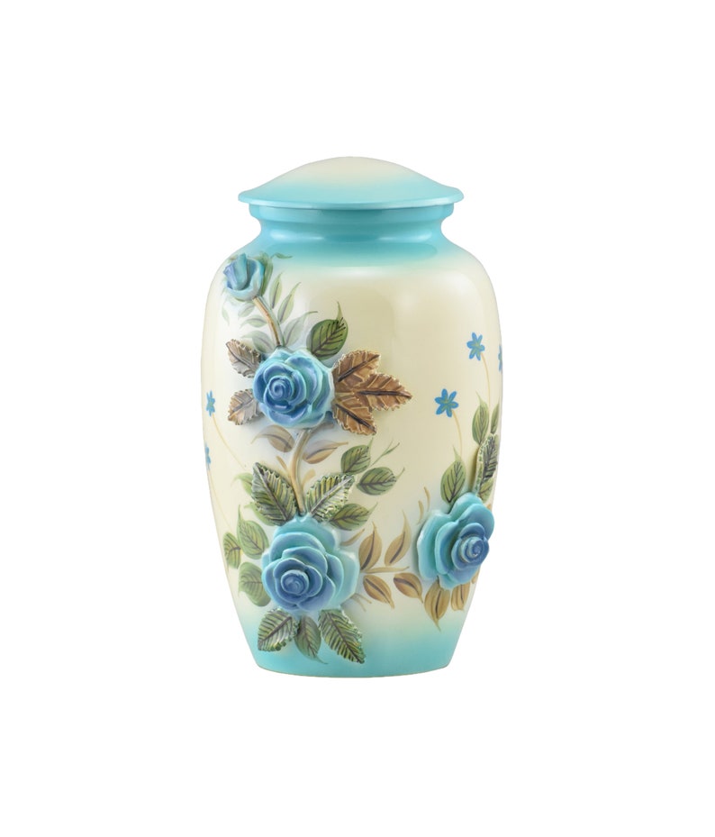 K&ouml;nnte beinhalten: Eine wei&szlig;e Keramikurne mit einem blauen Deckel und einem blauen Blumendesign. Die Urne zeigt 3D-blaue Rosen und Bl&auml;tter.