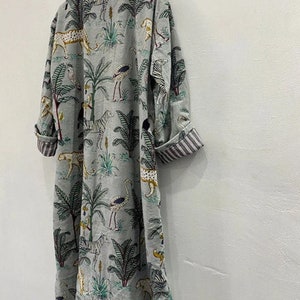 Grüner Dschungel-Druck-Samt-Kimono-Roben, Morgentee-Samtmantel, Brautjungfer-Robe, Frauen tragen Baumwollsamt-Robe, Samtjacke, Brautrobe Bild 8