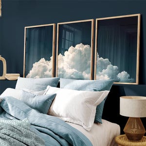 Arte de pared para dormitorio con nubes azules, juego de 3 impresiones sobre la cama, arte de pared con nubes blancas y cielo azul, decoración sobre la cama, juego de 3 obras de arte grandes enmarcadas en azul.