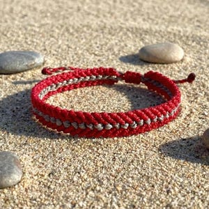 Bracelet macramé Red Surfer • Bracelet minimaliste Gray Line • Bracelet d'amitié imperméable • Bijoux bohèmes unisexes • Cadeau Red String
