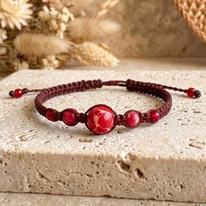 Bracciale in macramè marrone con perline di howlite rossa, gioiello boho fatto a mano, braccialetto impilabile in filo, regalo minimalista unisex