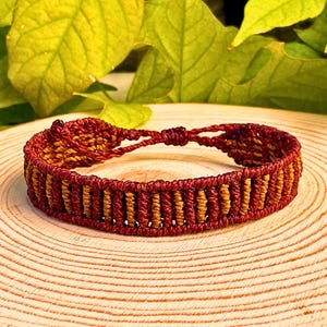 Braun gestreiftes Makramee Armband: Wasserfester Boho Surfer Schmuck